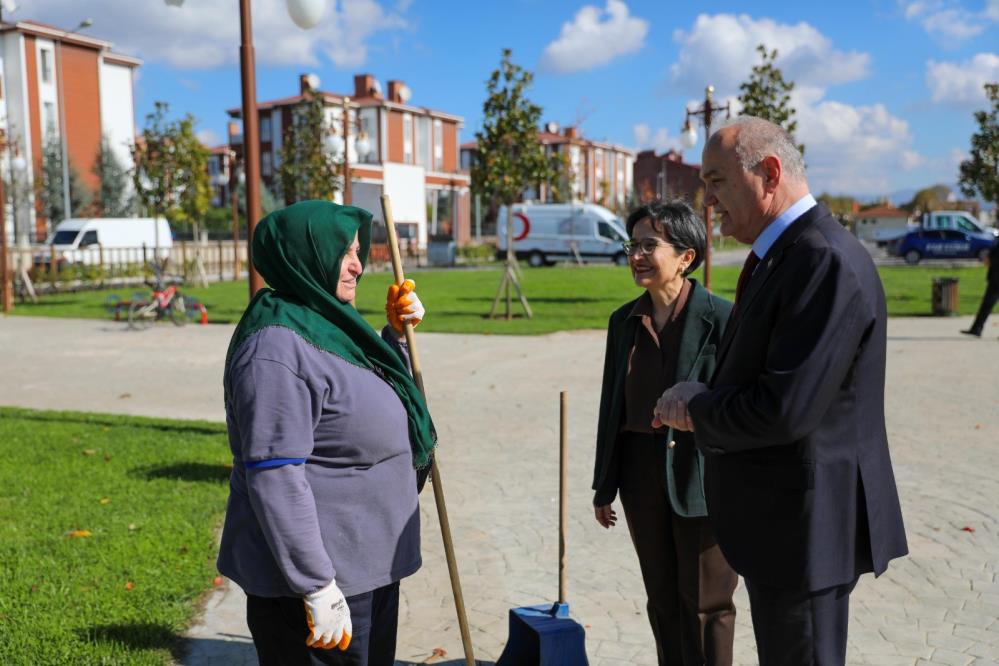 Türk Bayrağını Yere Düşürmemek İçin Gösterdiği Hassasiyet Gönülleri Isıttı