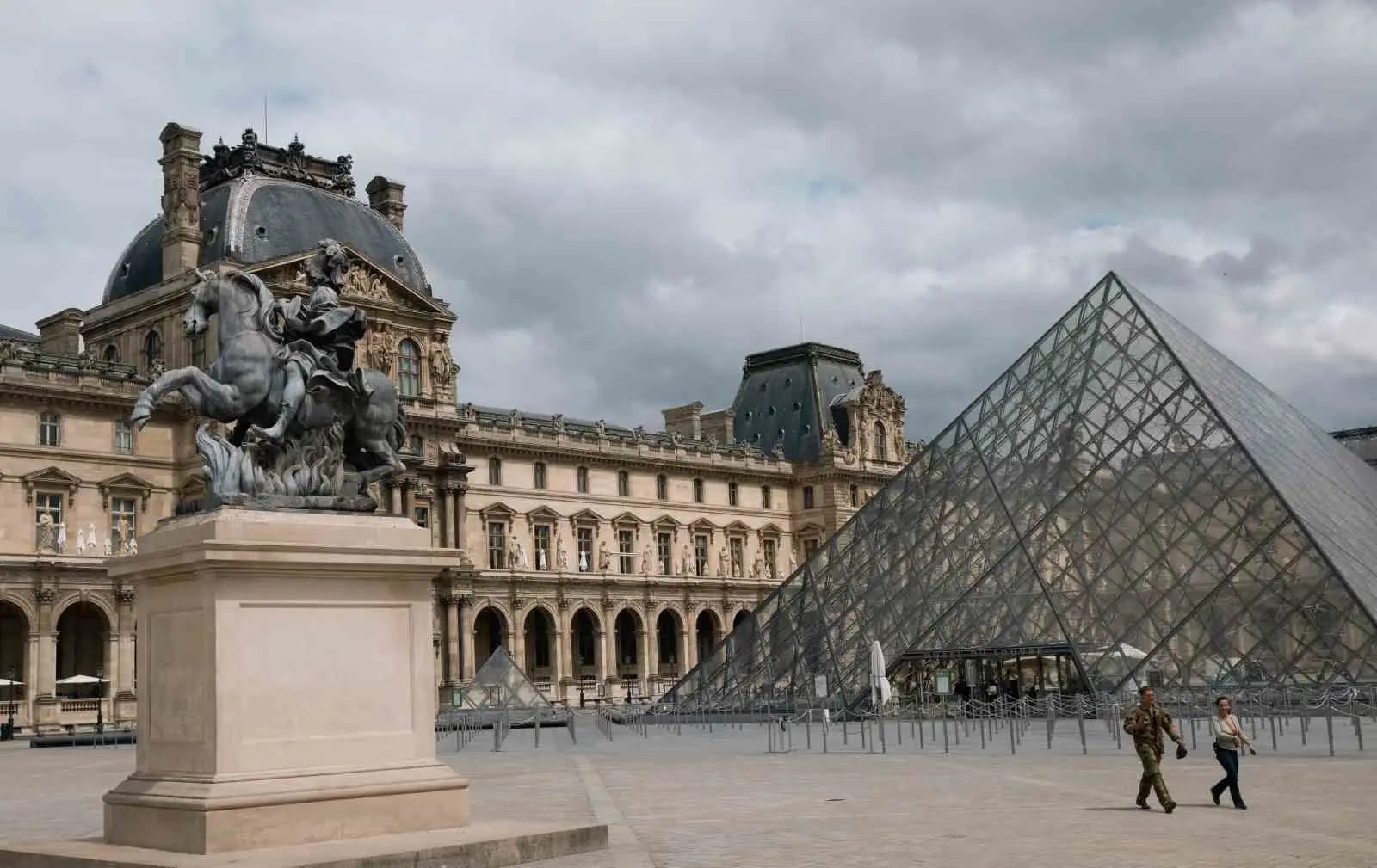 Paris’teki ünlü Louvre Müzesi’nde soygun paniği