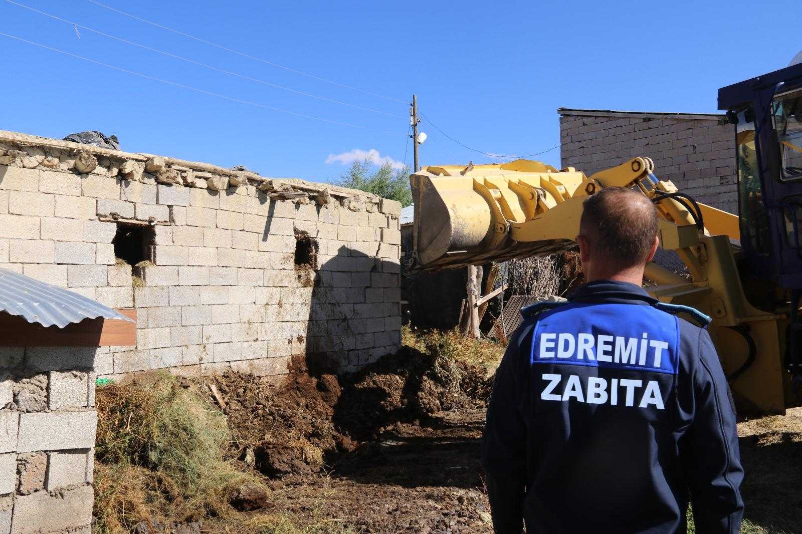 Van Edremit’te  ahır yıkımları devam ediyor