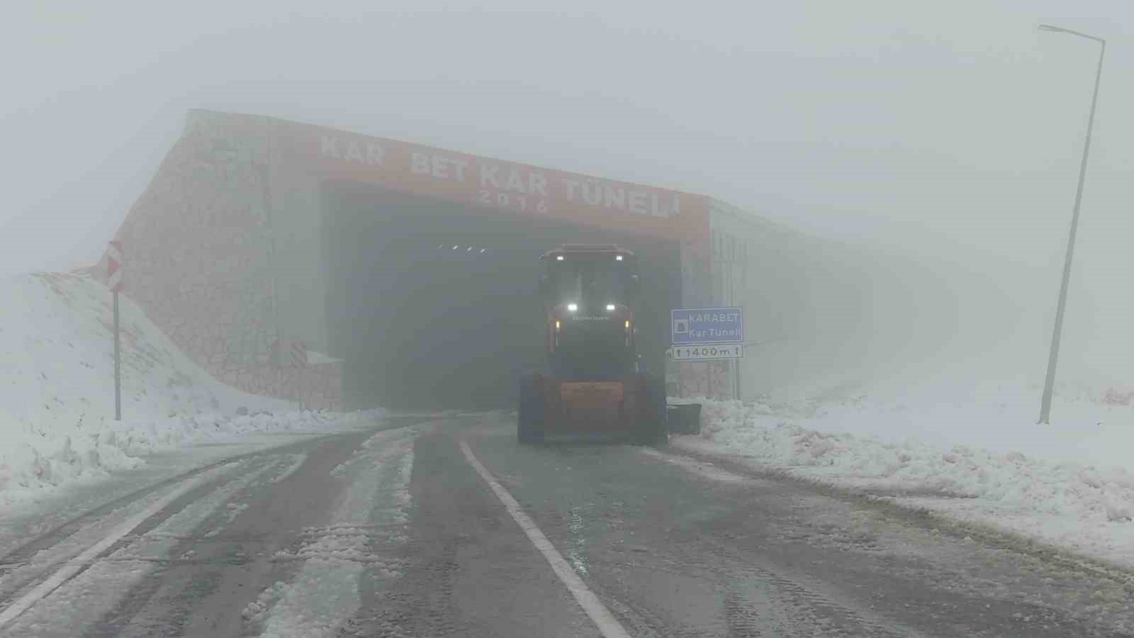 Van-Bahçesaray Yolunda Kış Mesaisi Başladı
