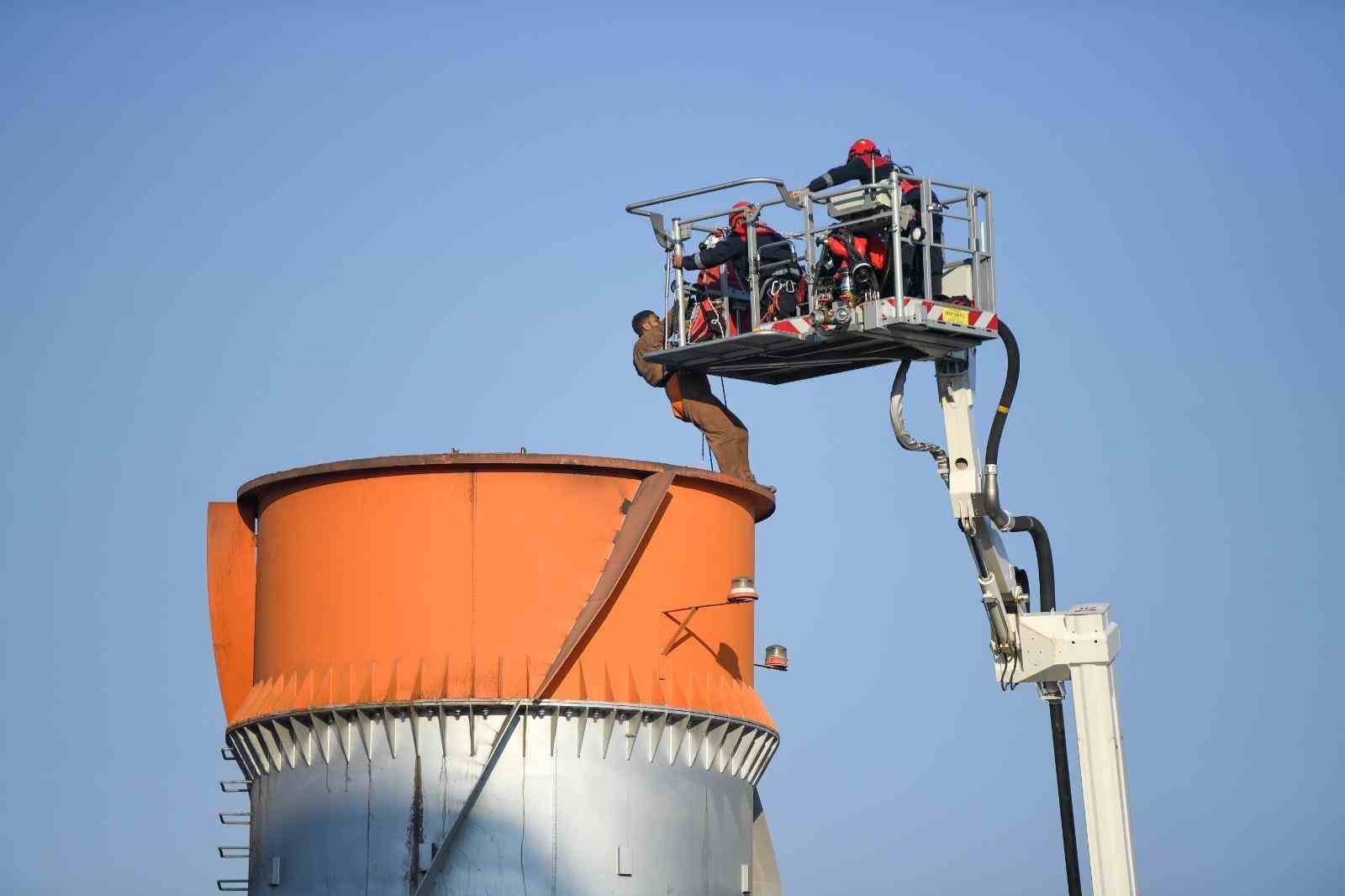 Bacada mahsur kalan 2 işçi 4 saatlik operasyonla kurtarıldı