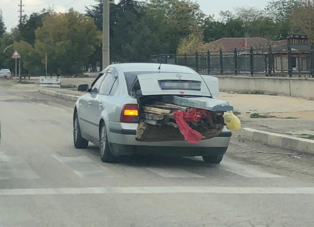 Bagajında kereste dolu araç trafiği tehlikeye attı