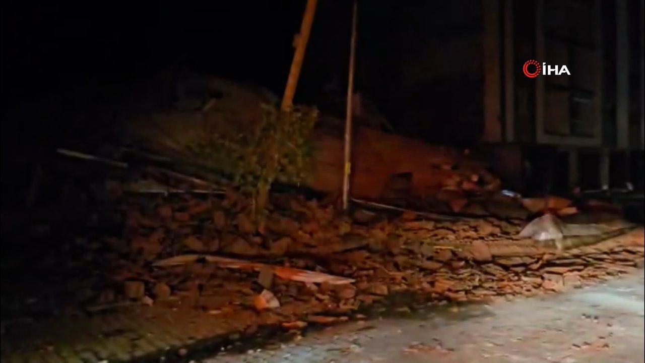 Balıkesir’deki depremde 3 bina yıkıldı