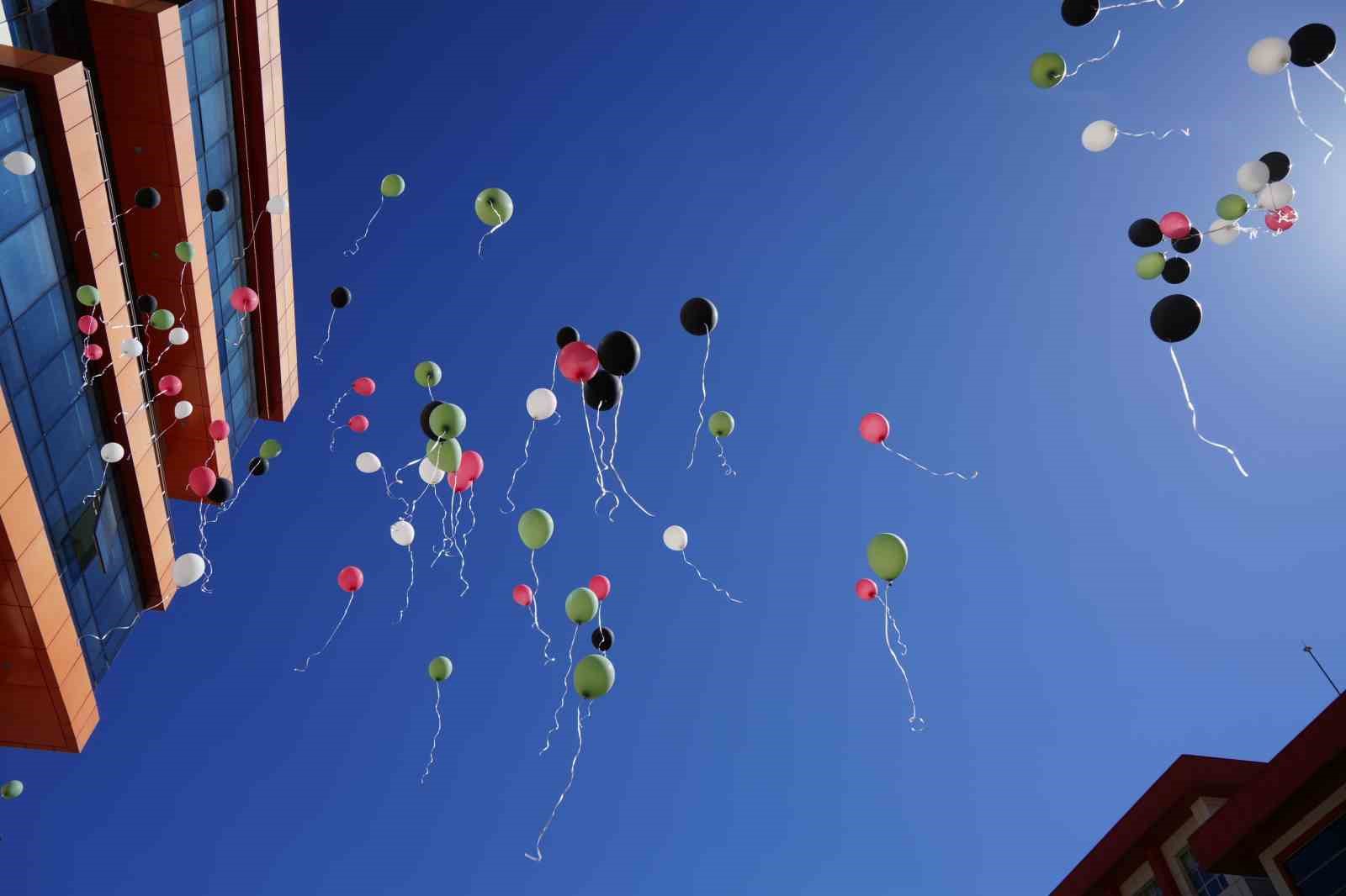 Balonlar Gazze için gökyüzüne bırakıldı