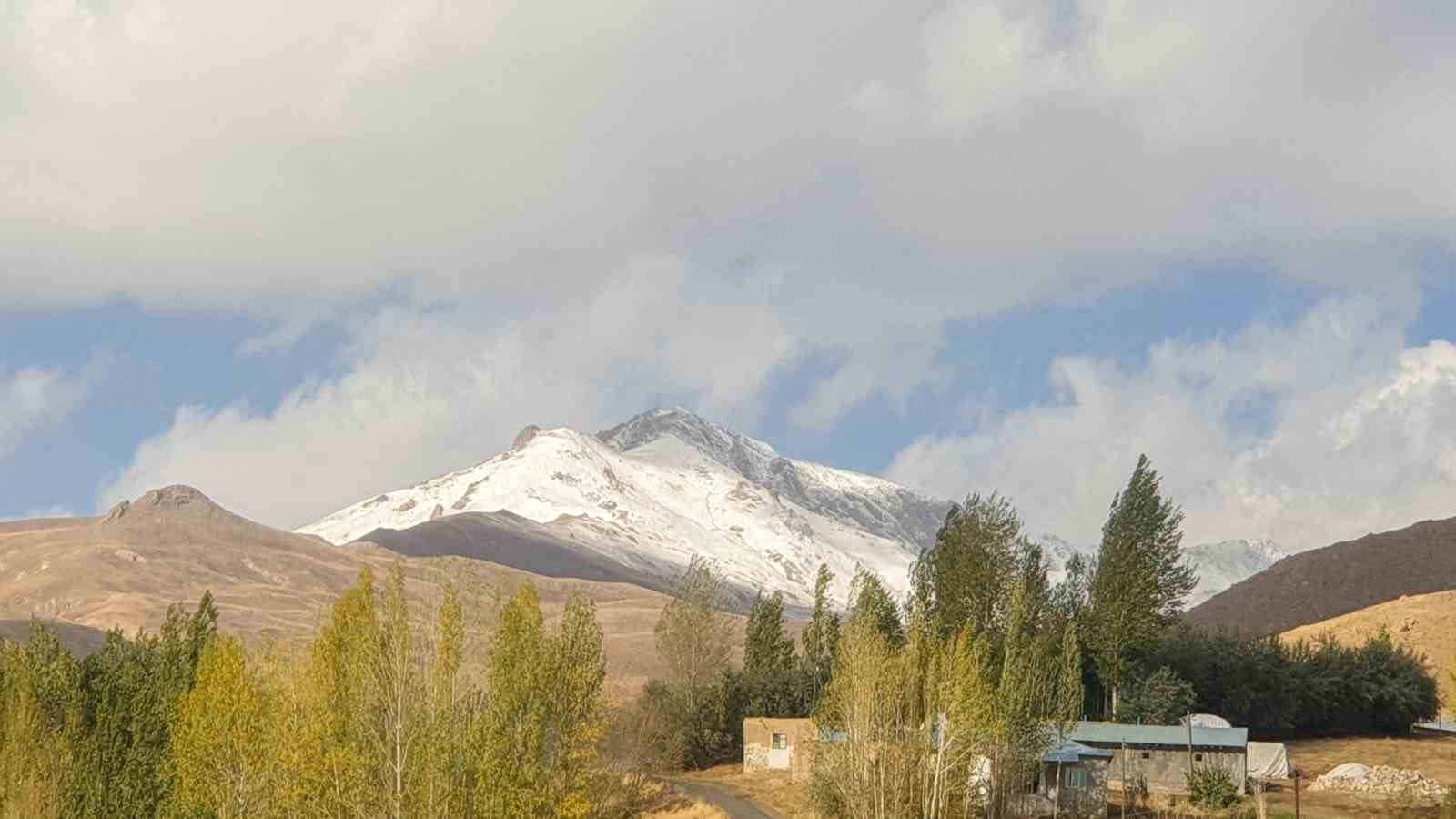 Başkale’nin yüksek kesimleri beyaza büründü