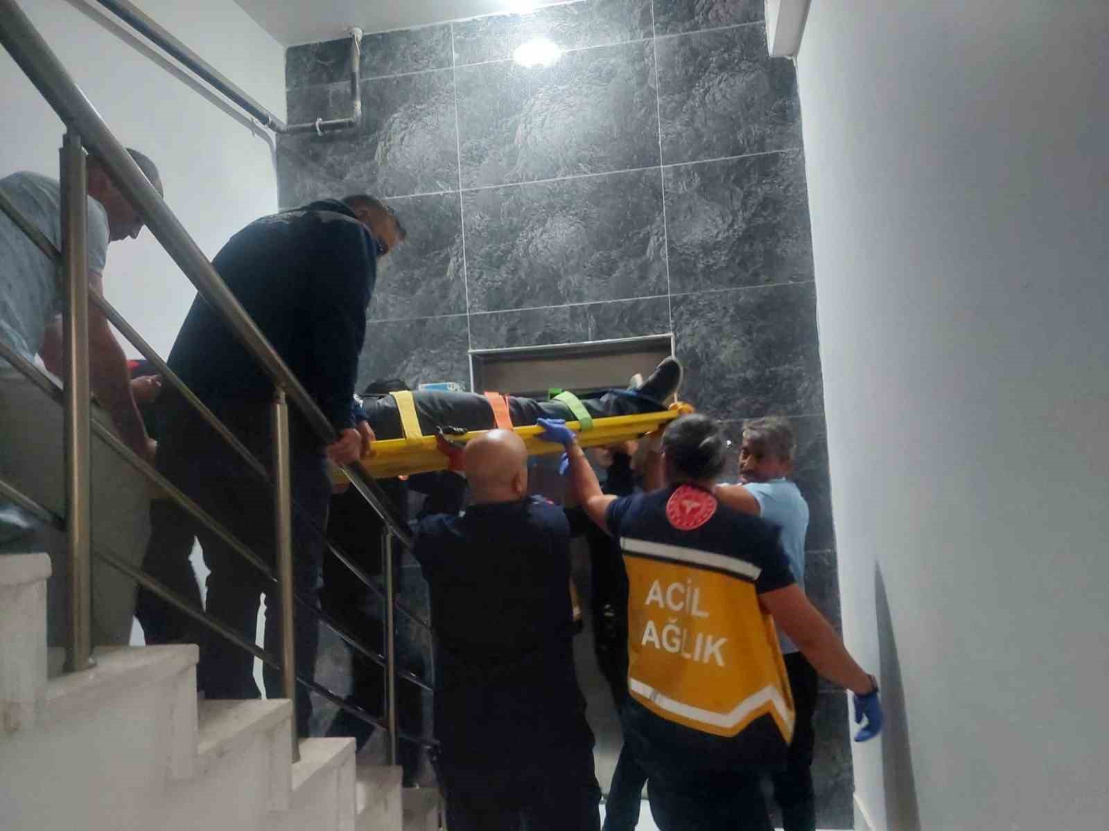 Bir kat aşağıya düşen asansördeki şahıs yaralandı