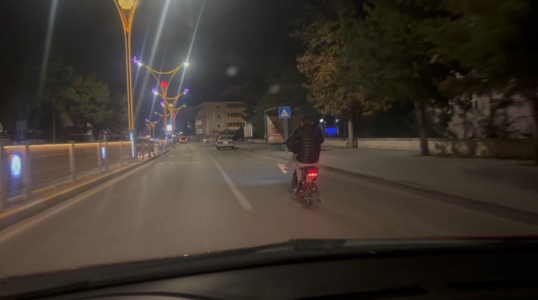 Bisikletli Sürücünün Tehlikeli Şovu!