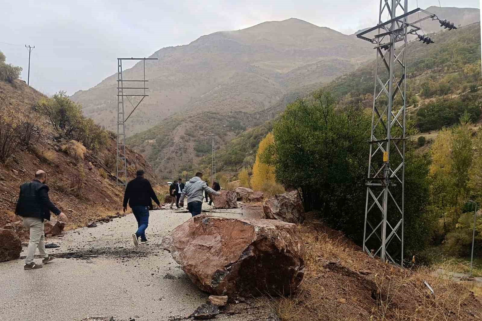 Van-Çatak’ta Facianın Eşiğinden Dönüldü:Dağdan Kopan Kayalar Yola Düştü