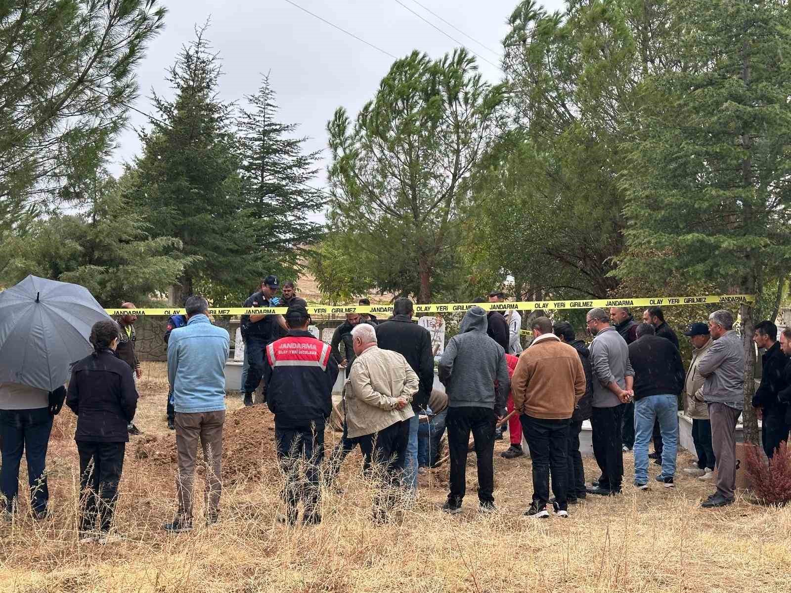 Uşak’ta iki cenaze karıştı: Yanlış defin sonrası mezar açıldı