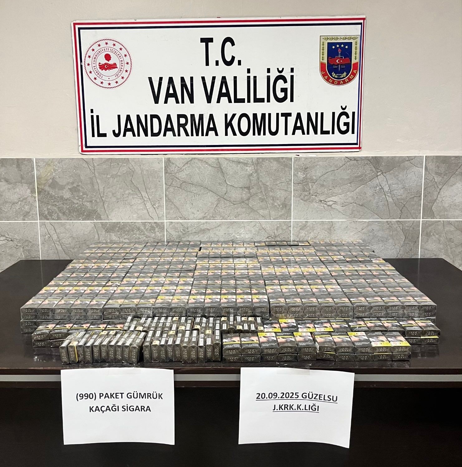 Van’da 990 paket kaçak sigara ele geçirildi