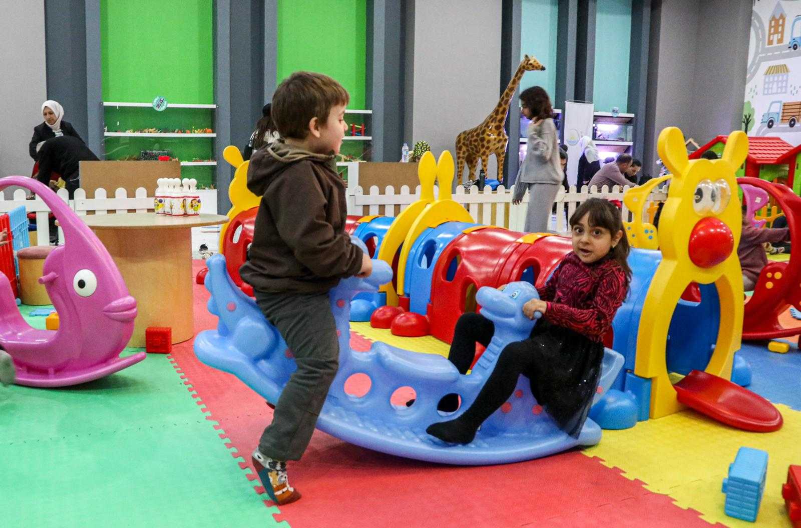 Van’da çocuklar oyuncak evinde gönüllerince eğleniyor