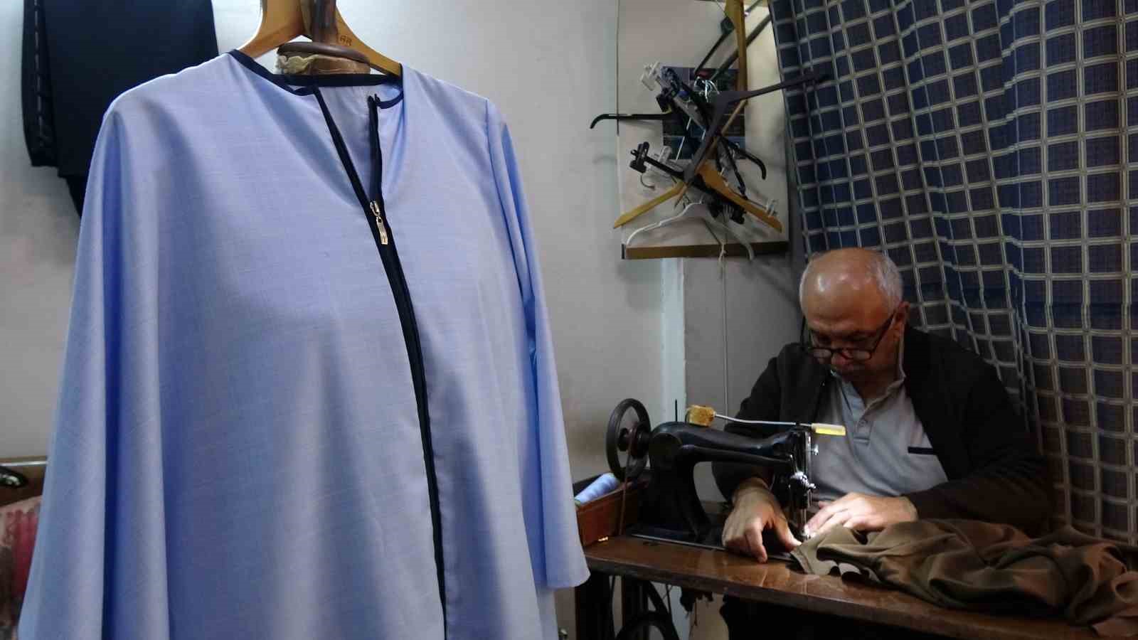 Ustasının emaneti 75 yıllık makineyle 50 yıldır terzilik yapıyor