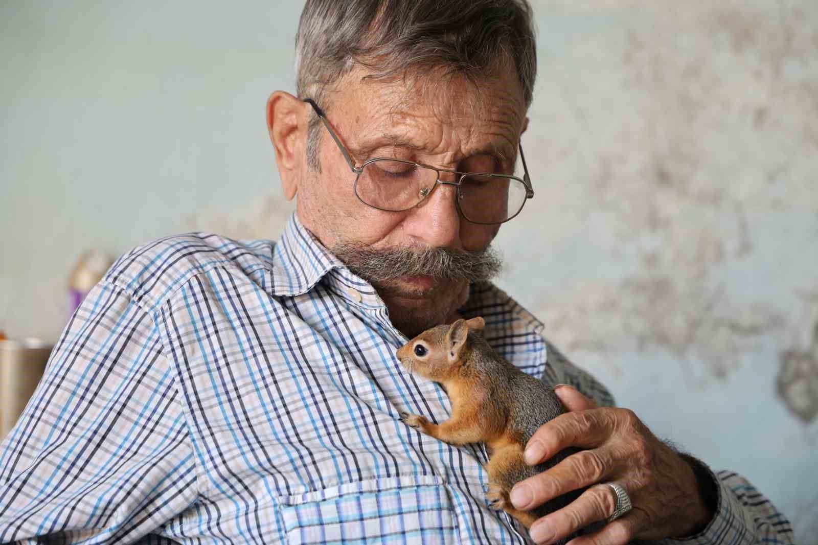 Yalnız kalmıştı, yavruyken kurtardığı ’sincap’ dostu oldu