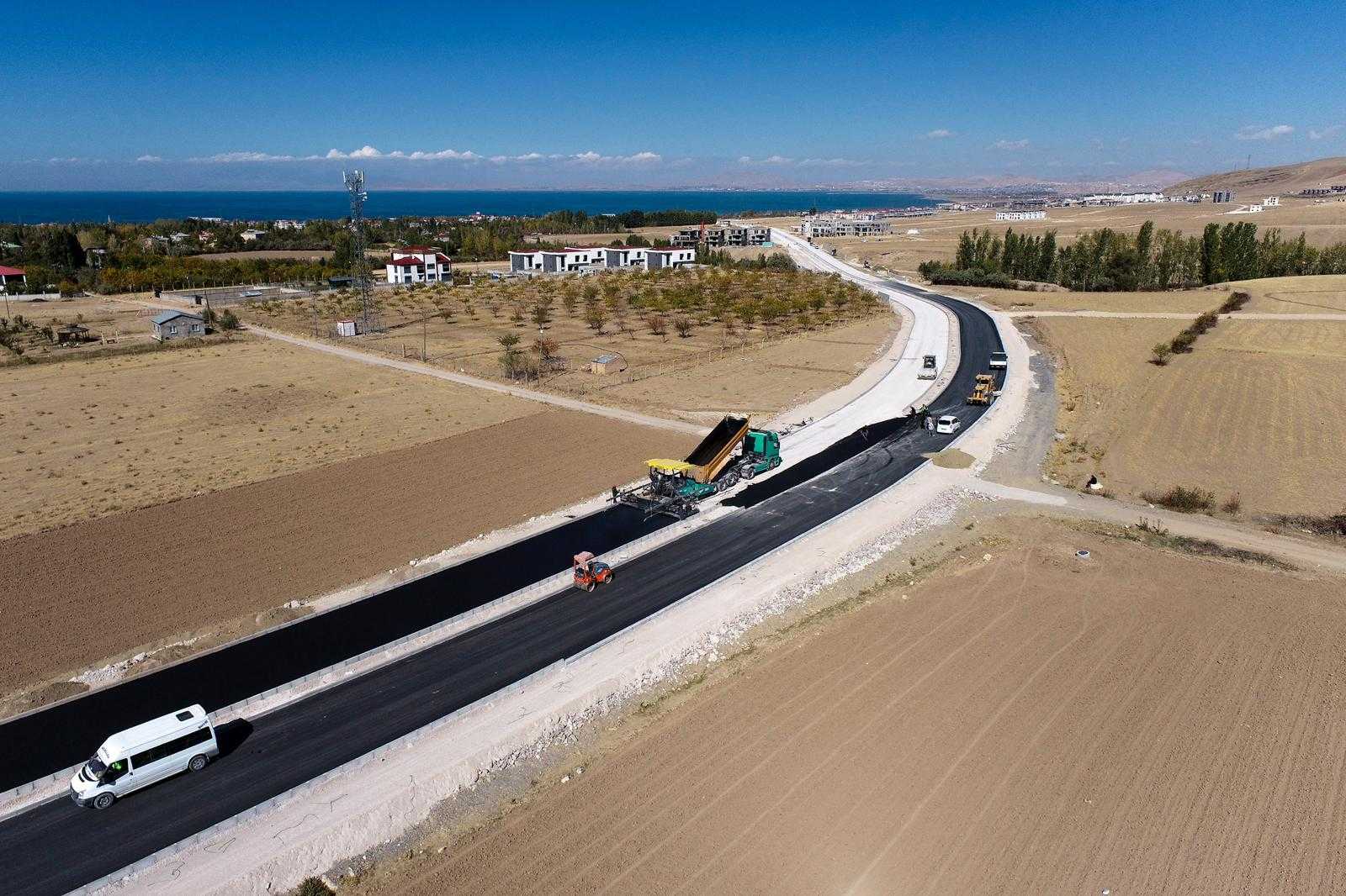 Elmalık Yolu’nda asfalt serimine geçildi