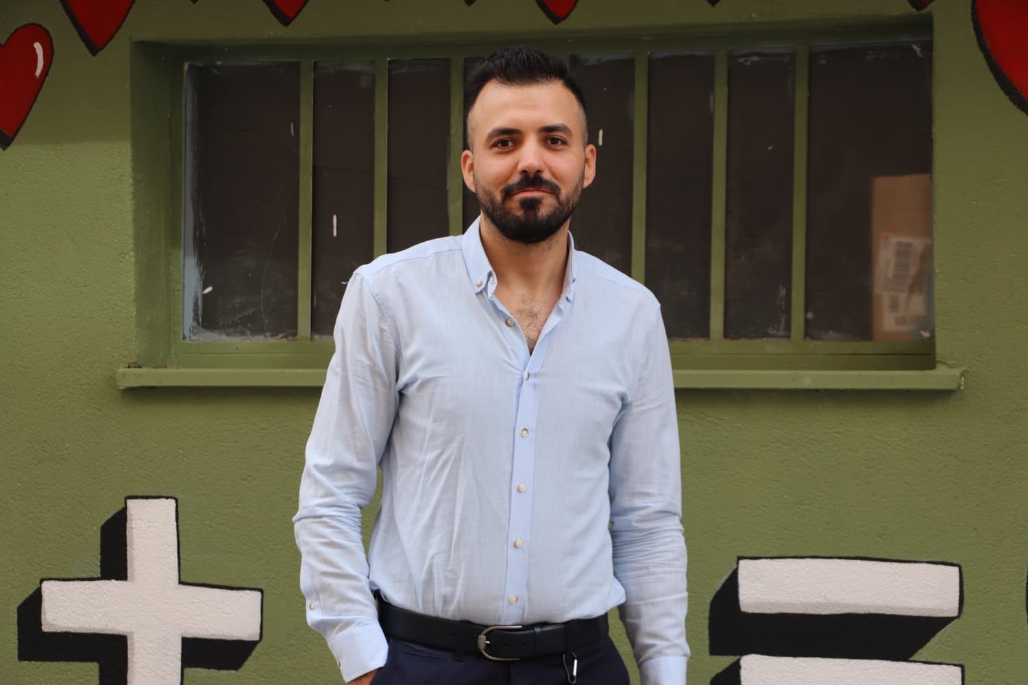 Duvar yazılarından bıkan yönetici çareyi sanatta buldu