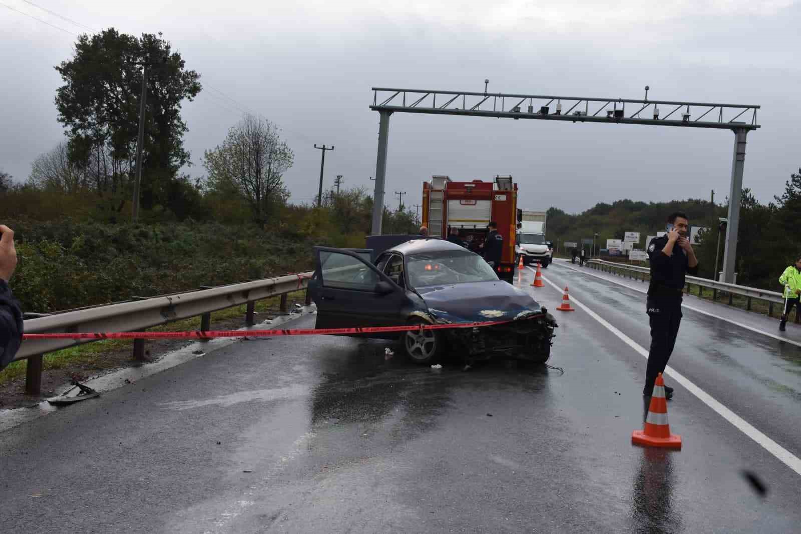 Bariyerlere çarpan otomobil hurdaya döndü: 1 ölü, 2 yaralı