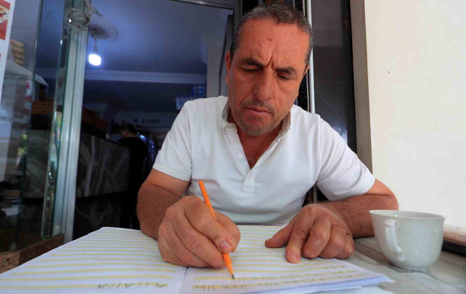 Ehliyet alabilmek için 48 yaşında okuma-yazma öğrenmeye başladı