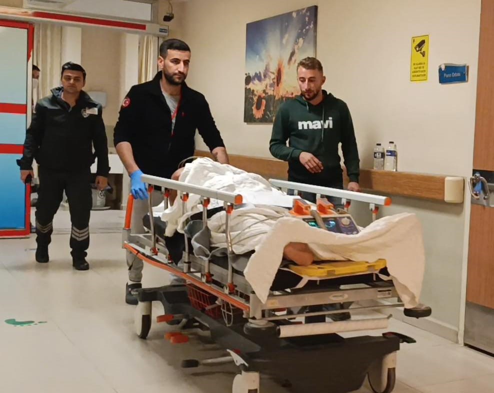 Elektrik direğinden düşen 2 tekniker yaralandı