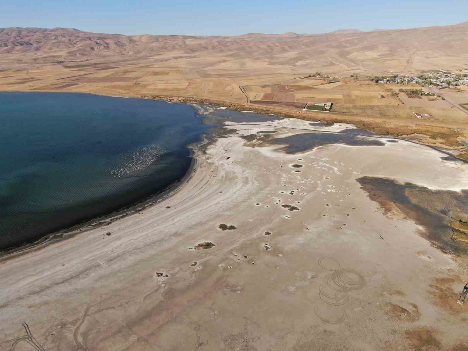 Erçek Gölü’nde su seviyesi kritik seviyeye ulaştı