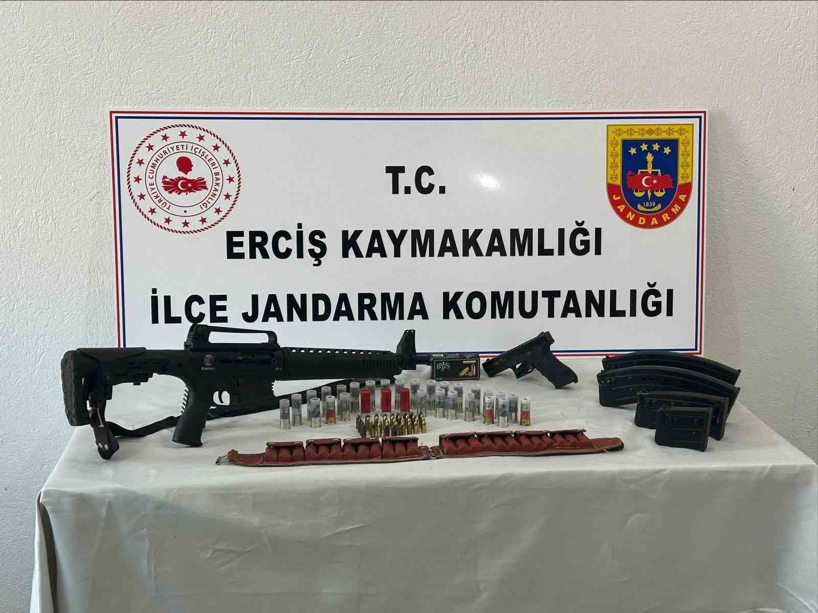 “Van Erciş’te ruhsatsız silah operasyonu: Silah ve fişek ele geçirildi”