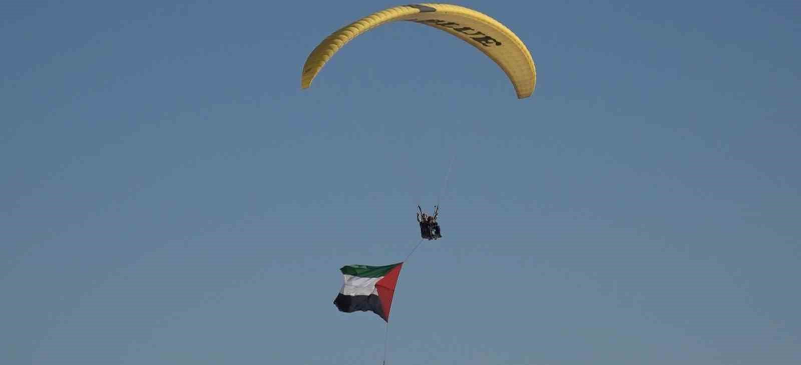 Antalyalı yamaç paraşütçüler Van semalarında Filistin bayrağı açtı