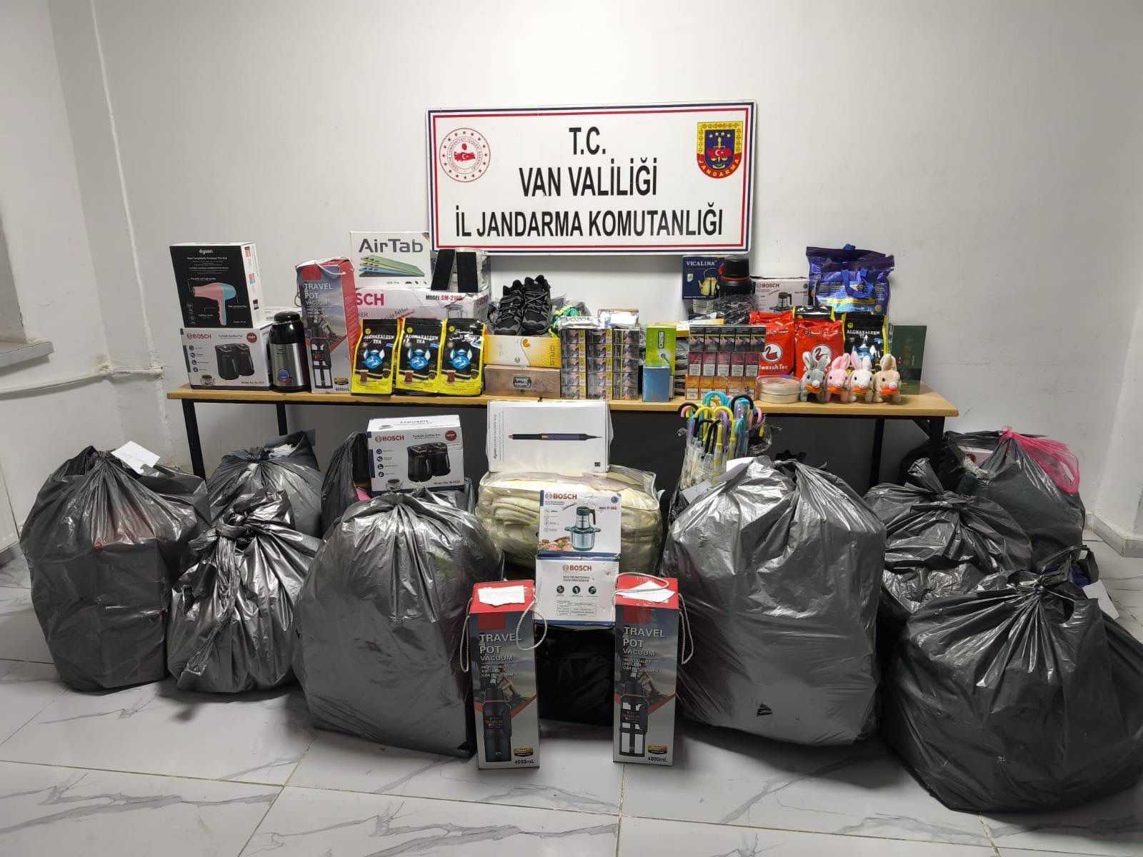 Van Başkale’de 1 milyon 200 bin TL değerinde kaçak malzeme ele geçirildi