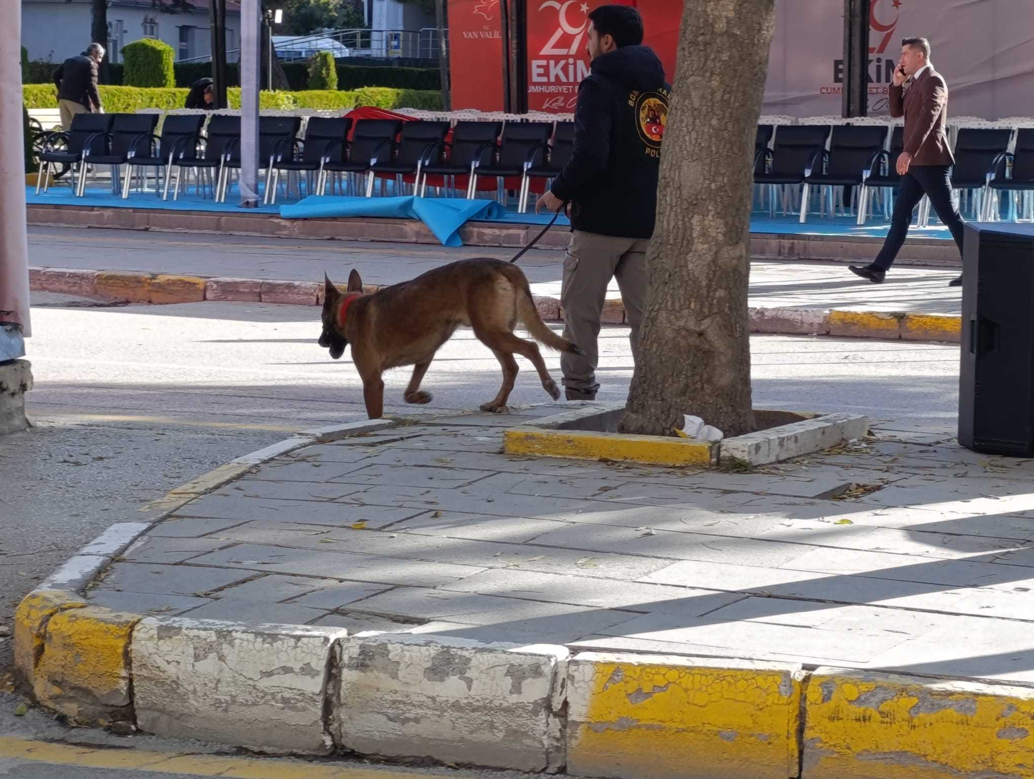 Van’ın kalbi Cumhuriyet Caddesi’nde dedektör köpeklerle arama yapıldı