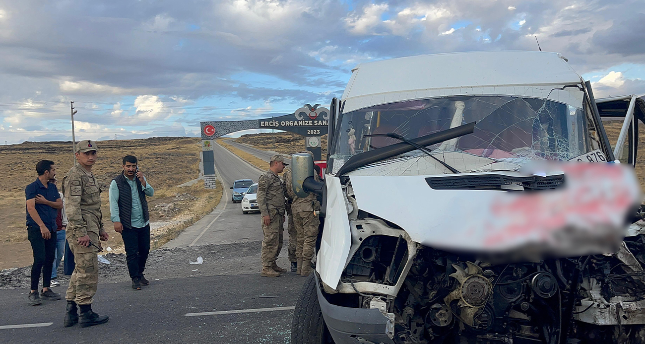Van’da öğrenci servisi tırla çarpıştı: 15 yaralı