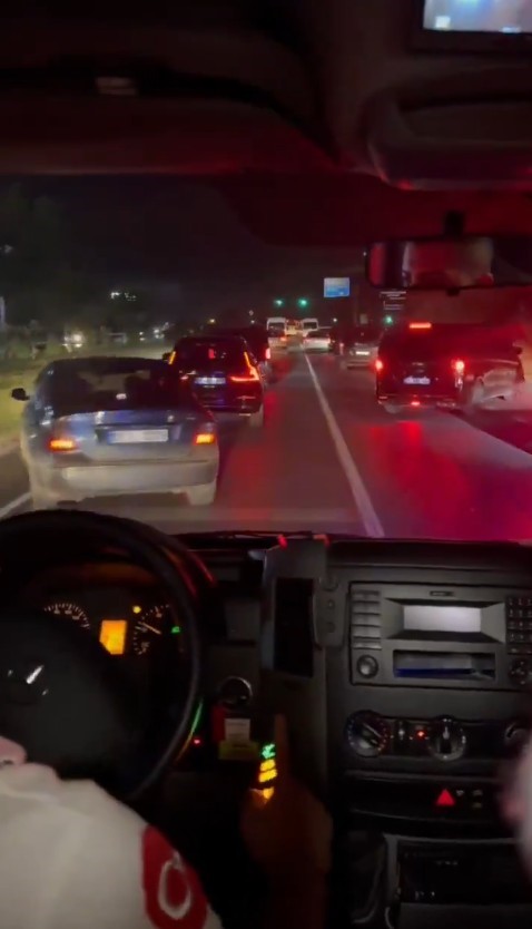 Fermuar sistemiyle ambulansa yol verdiler