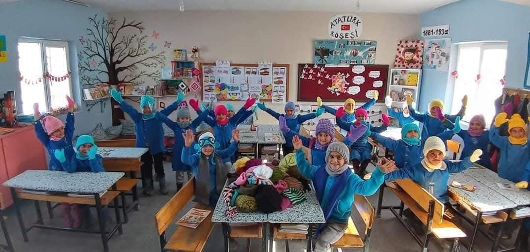 Bir gözü görmeyen 70 yaşındaki Sema teyze kitap okumaktan ve örgü örmekten vazgeçmiyor