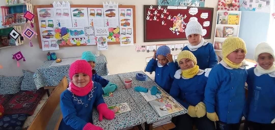 Bir gözü görmeyen 70 yaşındaki Sema teyze kitap okumaktan ve örgü örmekten vazgeçmiyor