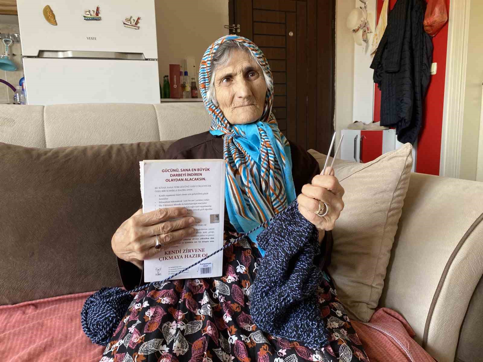 Bir gözü görmeyen 70 yaşındaki Sema teyze kitap okumaktan ve örgü örmekten vazgeçmiyor