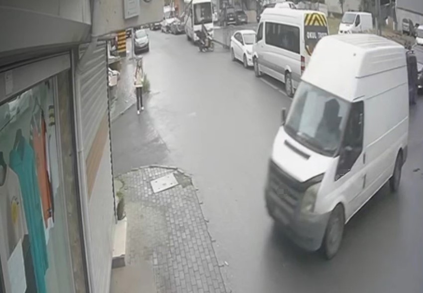 Freni boşalan panelvan dükkana daldı: O anlar kamerada