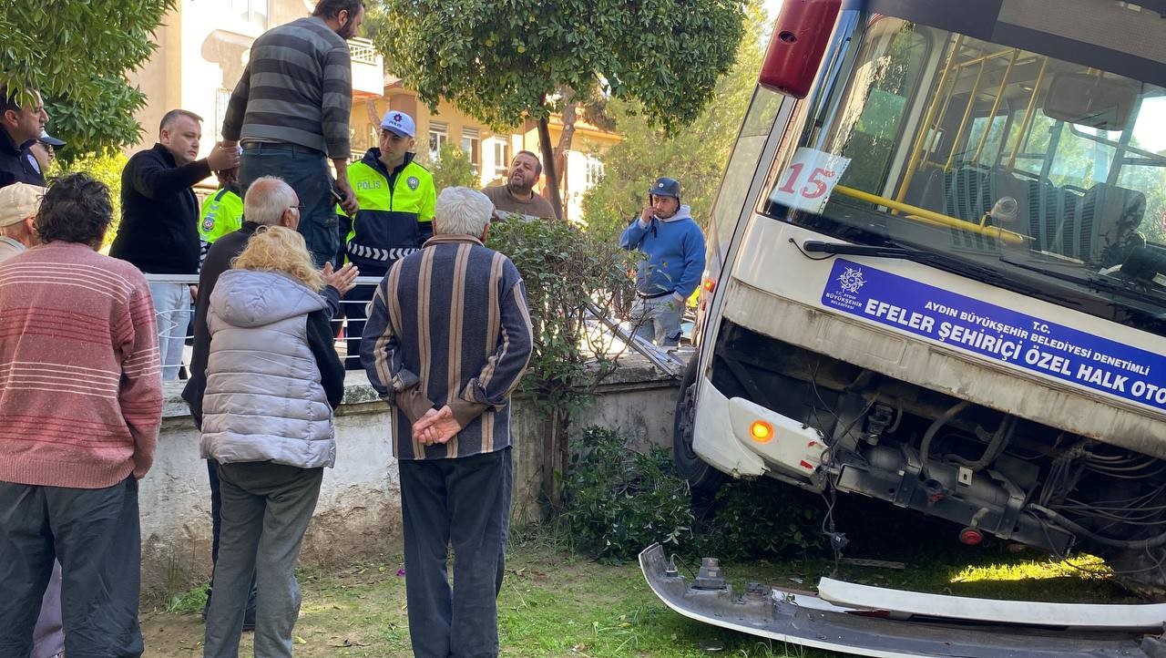 Freni tutmayan minibüs evin bahçesine daldı