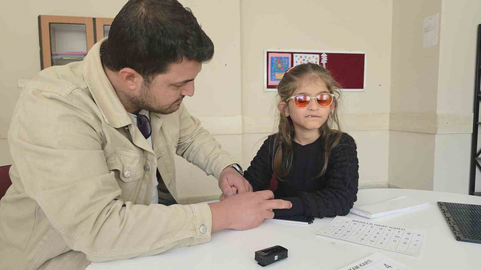 Görme engelli Defne’nin öğrenme mücadelesi ilham oldu