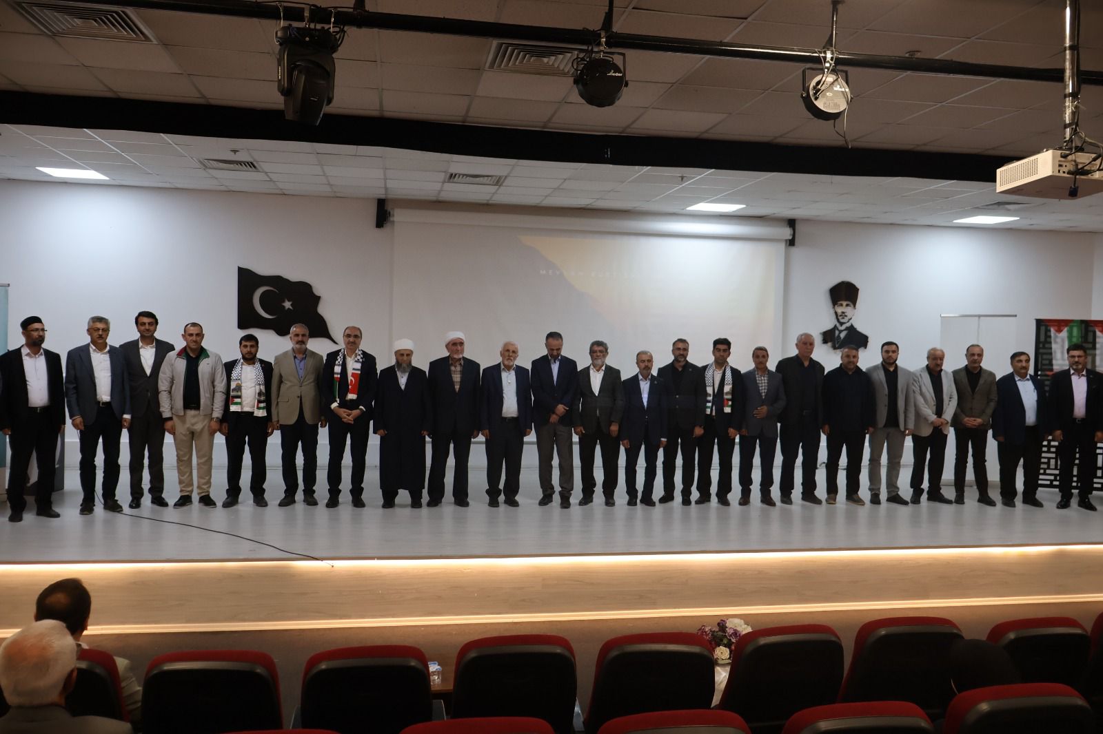 Van’da ‘İlme ve Ulemaya Vefa’ Programı Yoğun İlgi Gördü