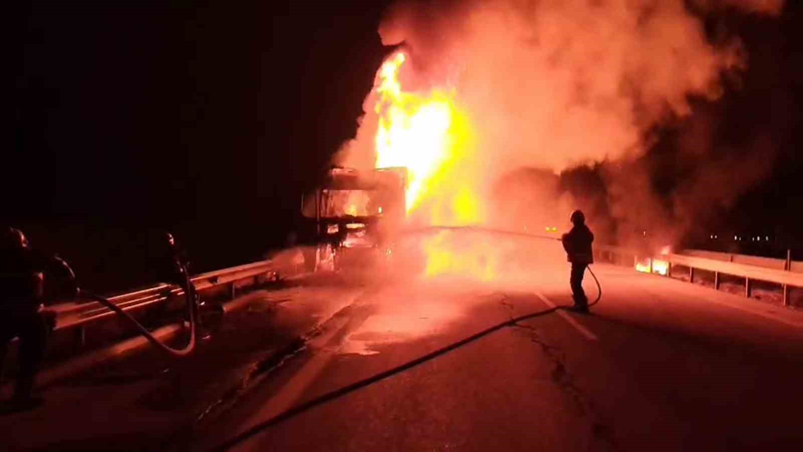 Hatay’da seyir halindeki tır alevlere teslim oldu