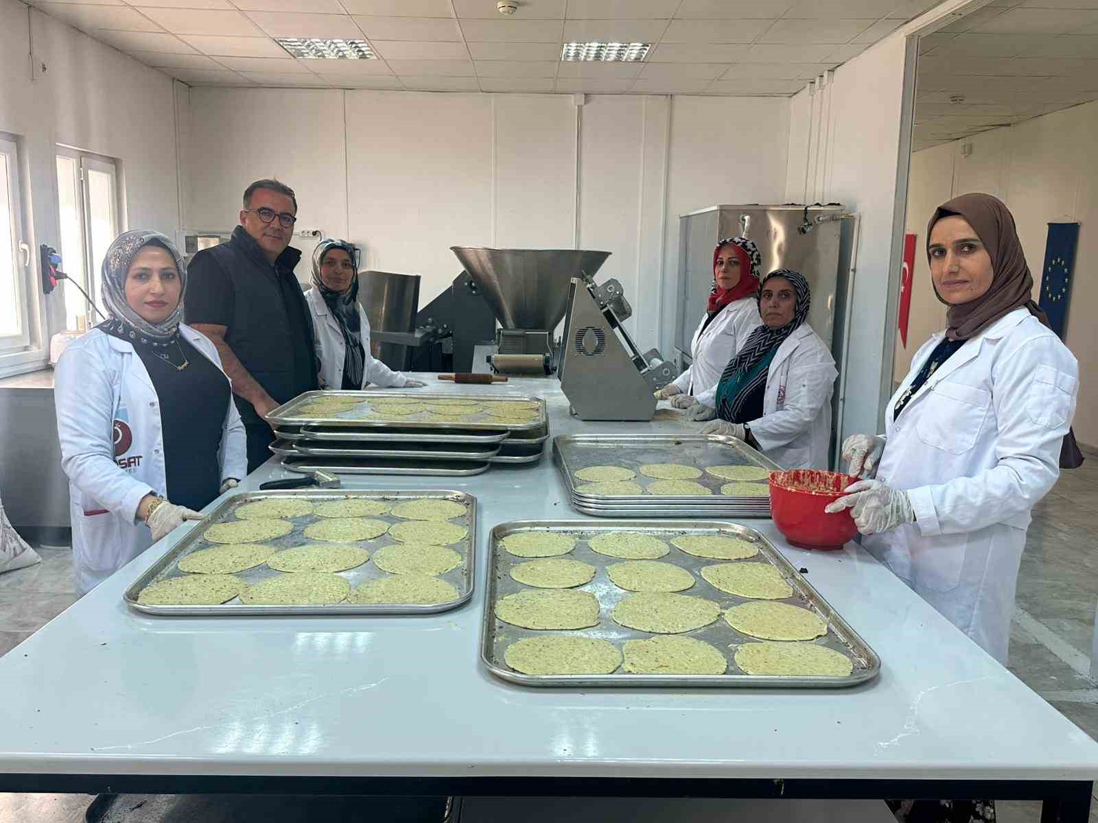 Hem kültürlerini yaşatıyor hem de aile ekonomilerine katkı sağlıyorlar