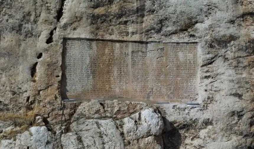 Van Kalesi’nin Üzerinde Ne Yazıyor? Gizemli Yazıtın Anlamı Ortaya Çıktı