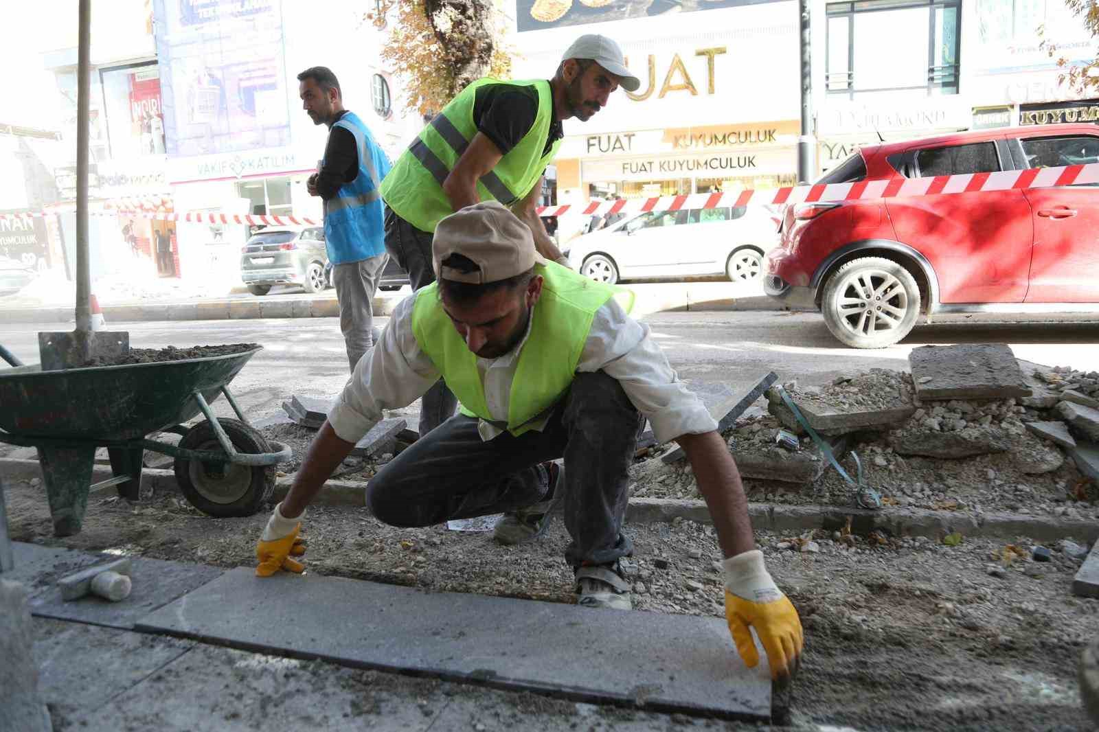 Van’ın en işlek caddesinin kaldırımları yenileniyor