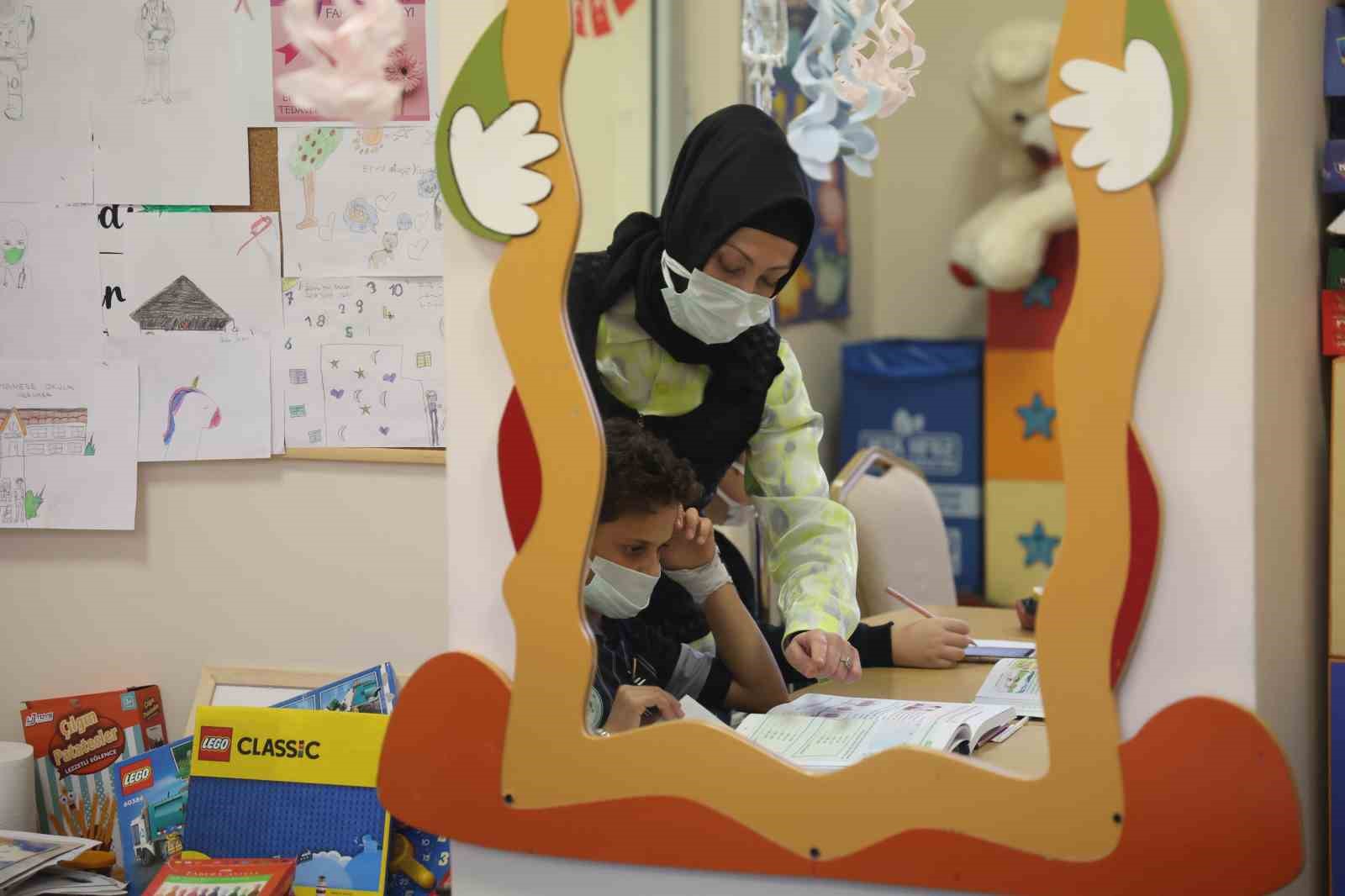 Kanseri Yenen Hatice Öğretmen, Şimdi Tedavi Gören Çocuklara Umut Oluyor