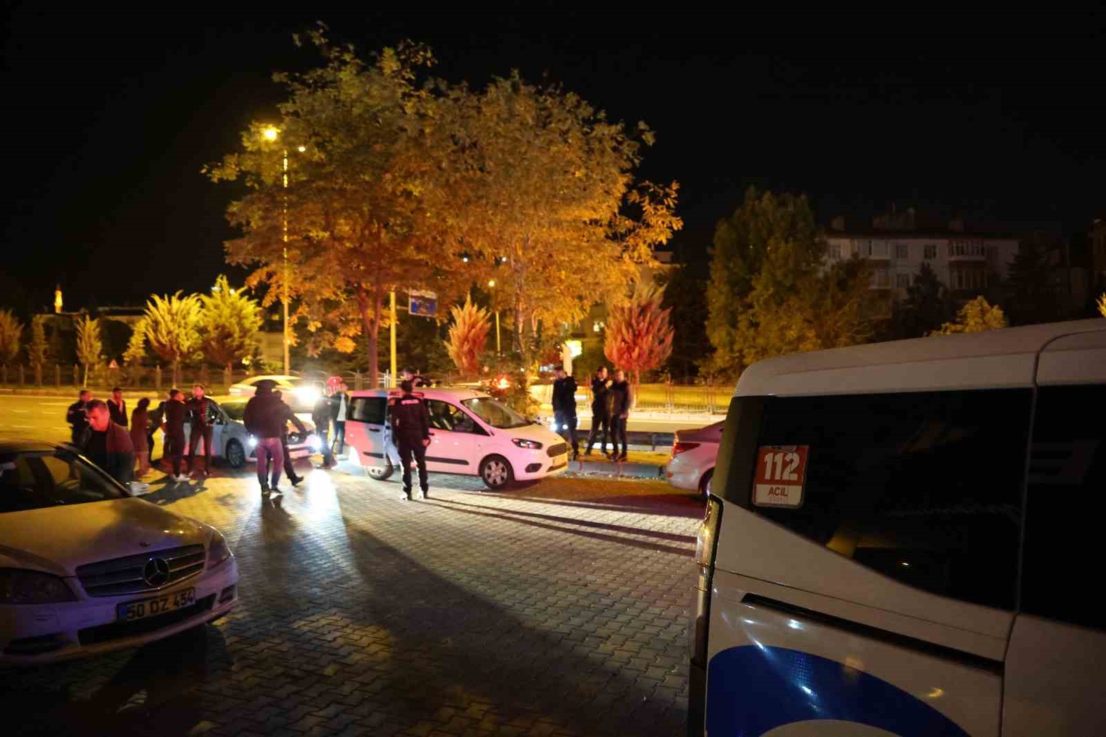 Seyir halindeki kamyonetin kasasından düşen genç ağır yaralandı