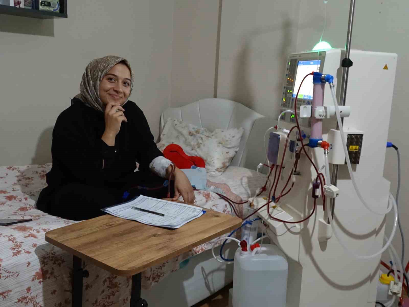 Kendi diyalizini kendisi uyguluyor