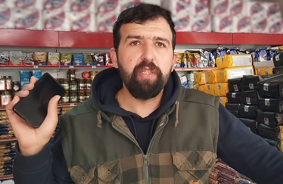 Köpek sandığı ayıyı cep telefonu ile görüntüledi