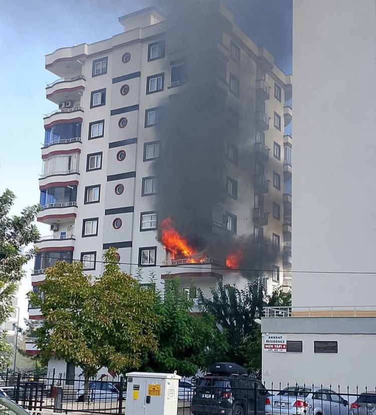 Mersin’de 9 katlı binada yangın