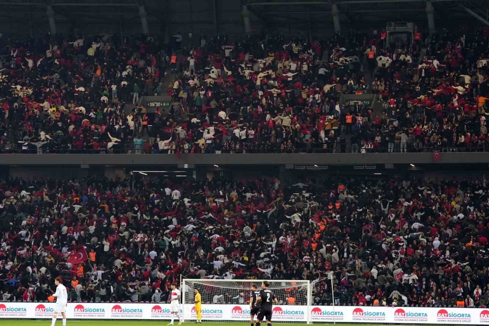 Milli maça yoğun ilgi:27 bin 974 seyirci takip etti