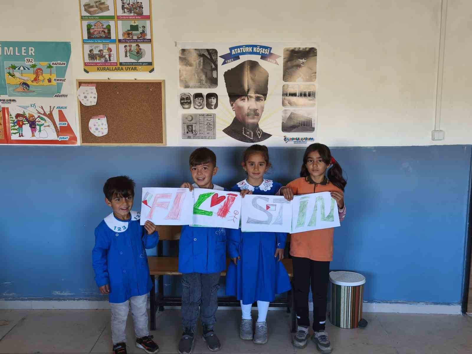 Minik ellerden Filistin’e destek