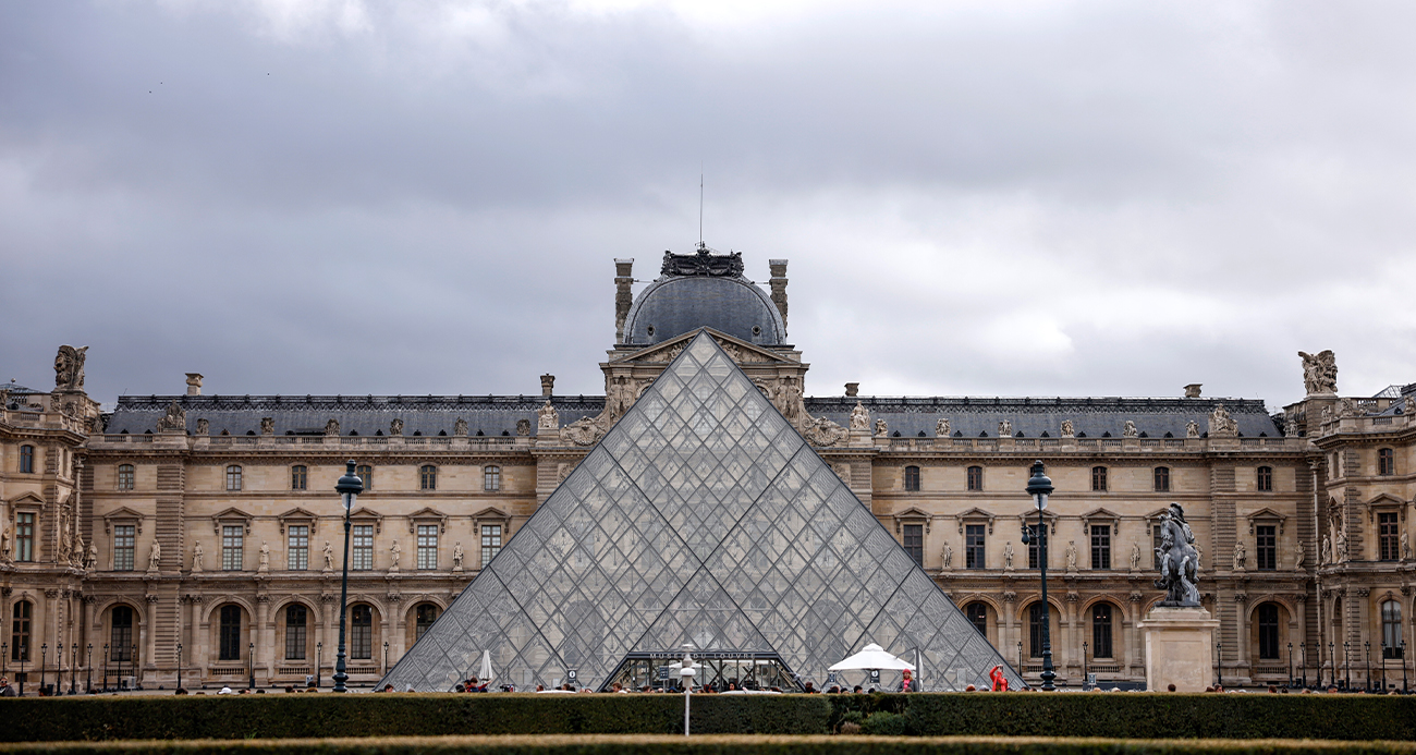 Louvre Müzesi’ndeki değerli mücevherlerin Fransa Merkez Bankası’na taşındığı iddiası