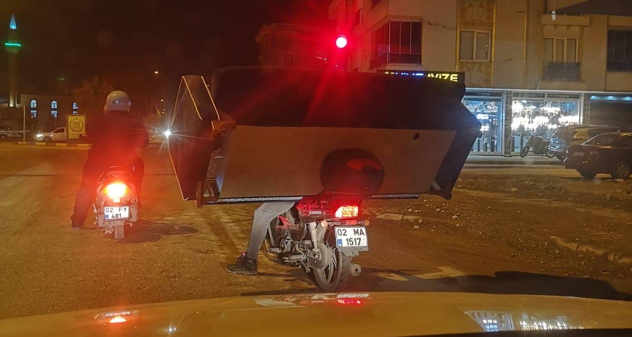 Trafikte ilginç görüntü: Motosikletle koltuk taşıdı