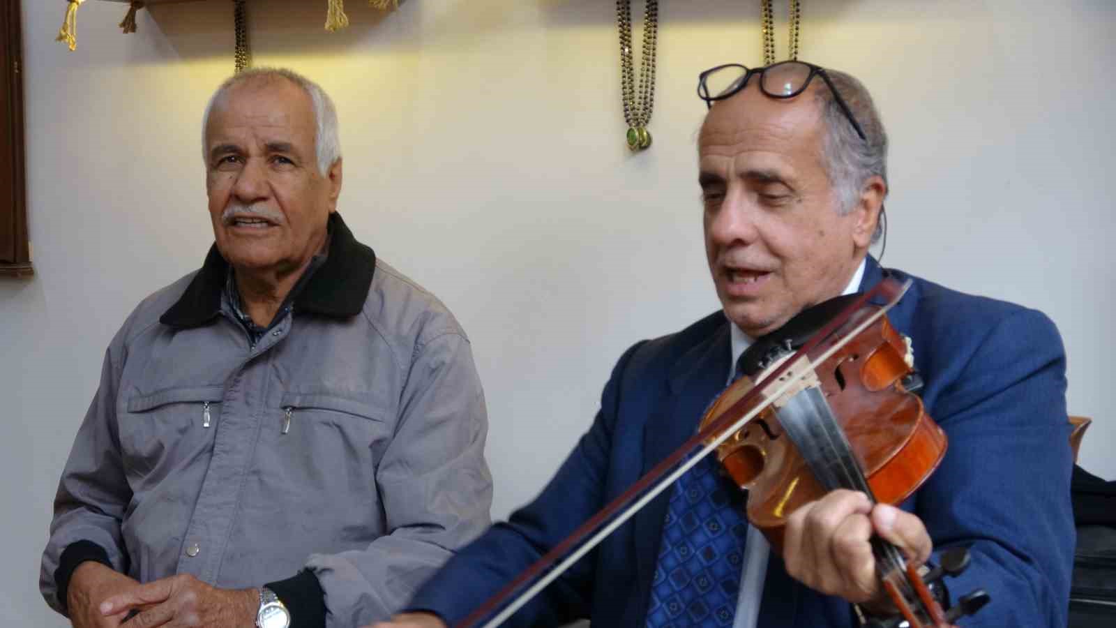 Müşterilerini türkülerle karşılıyor